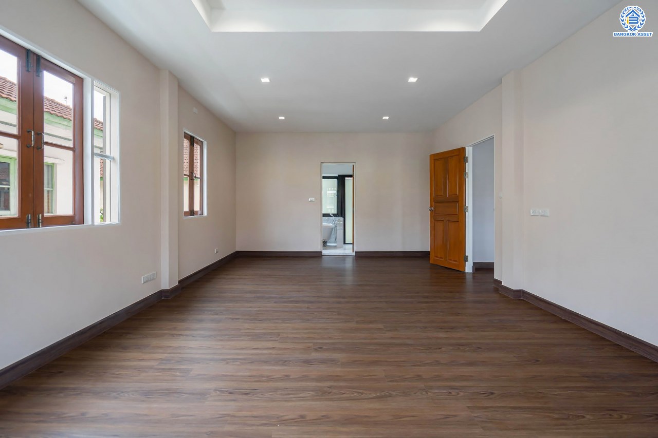 บ้านมือสองตกแต่งใหม่ แบรนด์ Q.House ม.ลัดดารมย์ ปิ่นเกล้า หลังใหญ่ตกแต่งเรียบหรู เนื้อที่ 92.8 ตร.ว. พื้นที่ใช้สอยเยอะถึง 320 ตร.ม. ฟังก์ชันจัดเต็ม 3 ห้องนอน 4 ห้องน้ำ 1 ห้องอเนกประสงค์ 1 ห้องแม่บ้าน จอดรถได้ 4 คัน พร้อม Living Room กว้าง บนทำเลศักยภาพ ใกล้เซ็นทรัลเวสต์เกต, วงเวียนพระราม5, ทางด่วน "กาญจนาภิเษก" และรถไฟฟ้า "สถานีตลาดบางใหญ่"